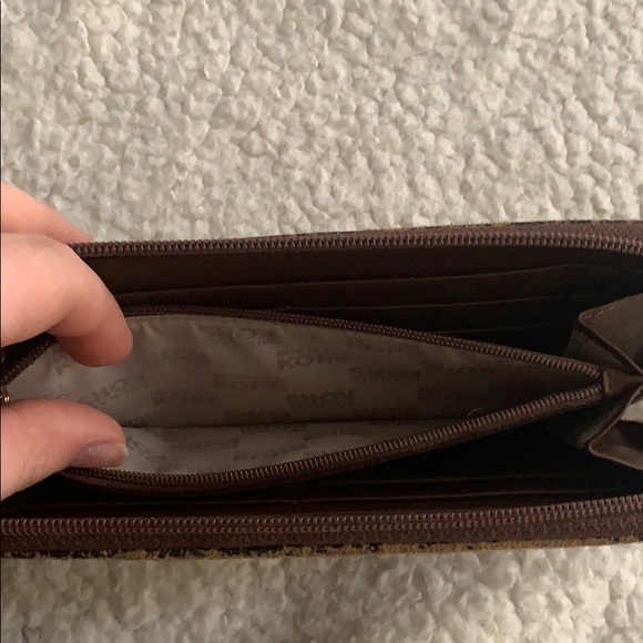 Michael Kors Wallet - Picture 5 of 6